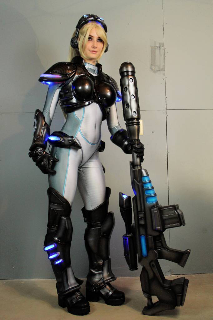 Conhecida como Bindi Smalls, a cosplayer Natasha usou uma impressora 3D para fazer essa armadura baseada na personagem Nova, de Starcraft