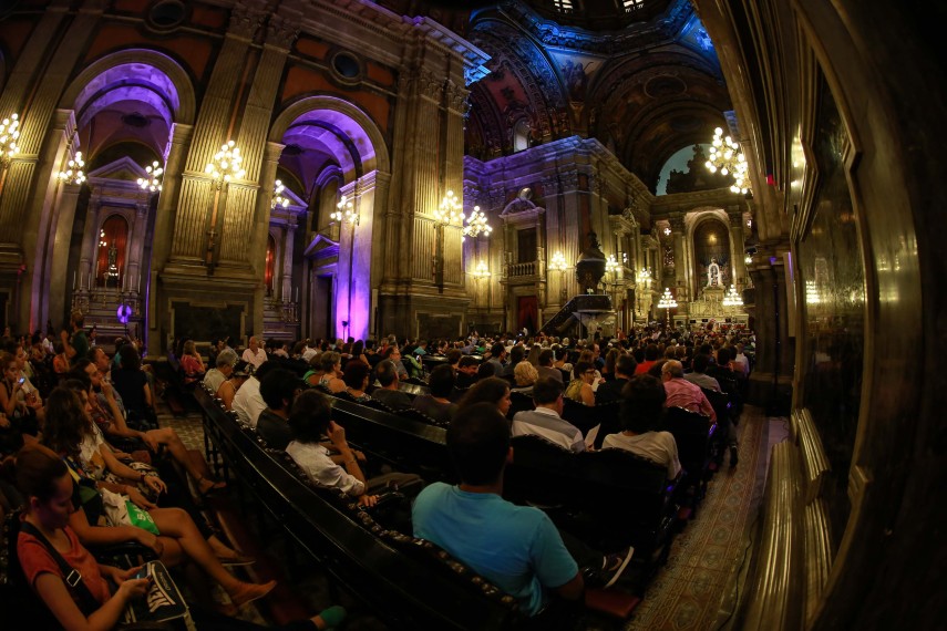 O violonista espanhol Daniel Casares se apresentou ao lado da Orquestra Cesgranrio na Igreja da Candelária, no Rio de Janeiro