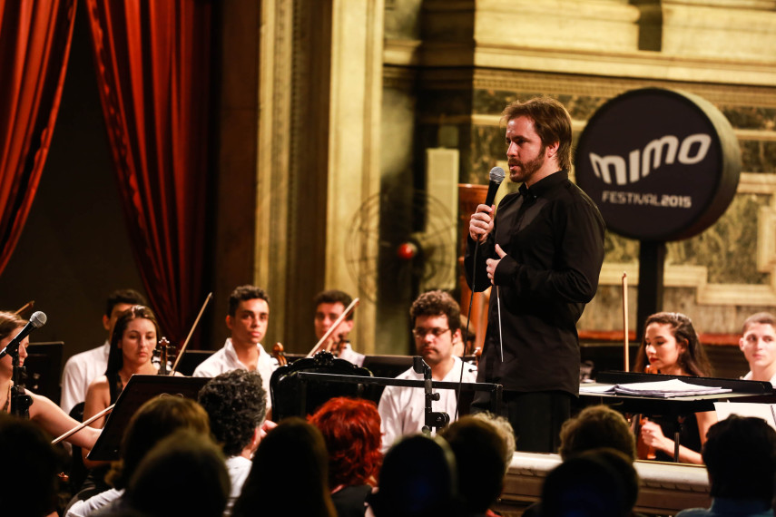 O violonista espanhol Daniel Casares se apresentou ao lado da Orquestra Cesgranrio na Igreja da Candelária, no Rio de Janeiro