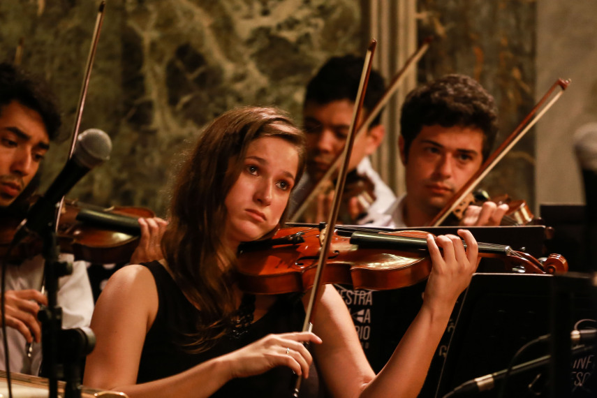 O violonista espanhol Daniel Casares se apresentou ao lado da Orquestra Cesgranrio na Igreja da Candelária, no Rio de Janeiro