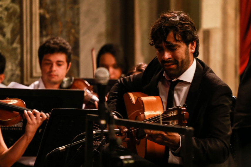 O violonista espanhol Daniel Casares se apresentou ao lado da Orquestra Cesgranrio na Igreja da Candelária, no Rio de Janeiro