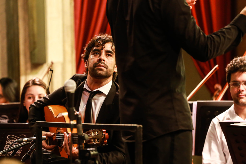 O violonista espanhol Daniel Casares se apresentou ao lado da Orquestra Cesgranrio na Igreja da Candelária, no Rio de Janeiro