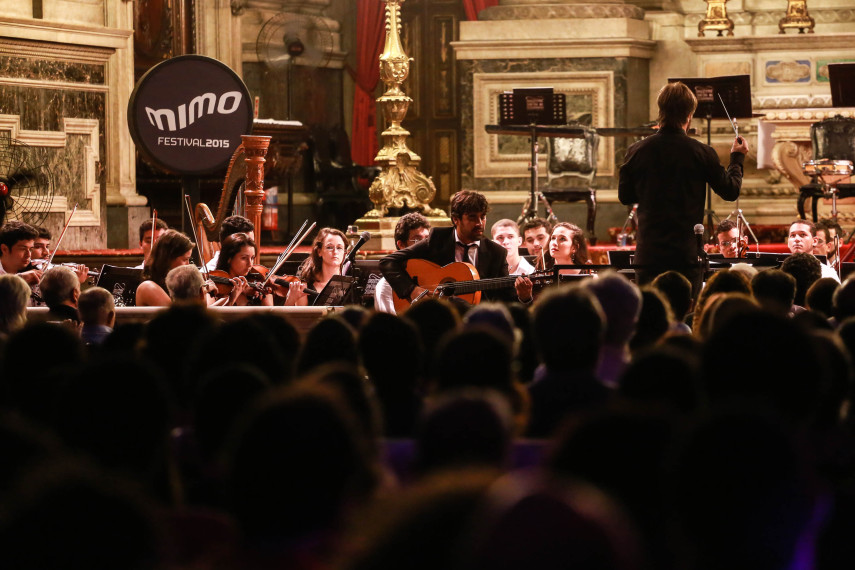 O violonista espanhol Daniel Casares se apresentou ao lado da Orquestra Cesgranrio na Igreja da Candelária, no Rio de Janeiro