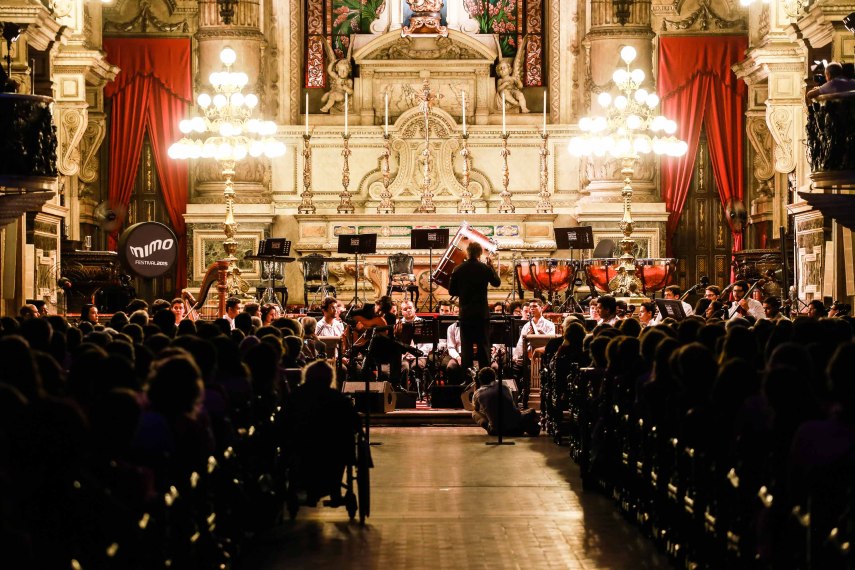 O violonista espanhol Daniel Casares se apresentou ao lado da Orquestra Cesgranrio na Igreja da Candelária, no Rio de Janeiro