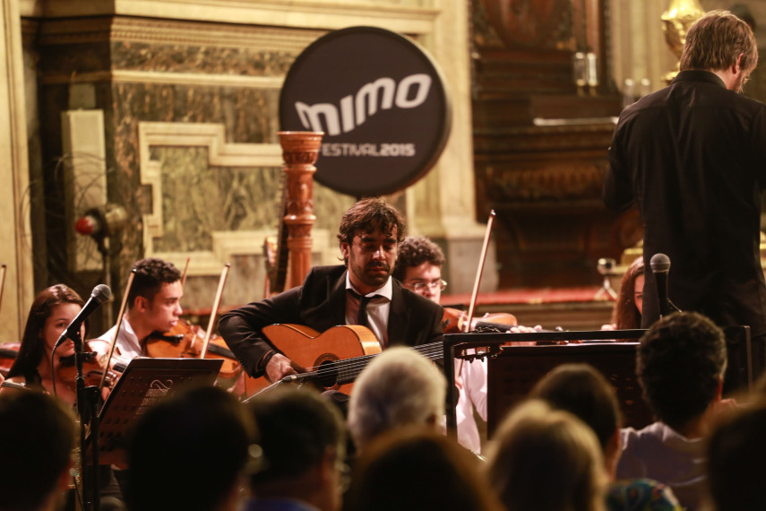 O violonista espanhol Daniel Casares se apresentou ao lado da Orquestra Cesgranrio na Igreja da Candelária, no Rio de Janeiro