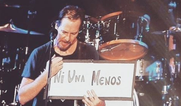 Grande ativista e defensor dos direitos humanos, Eddie mostrou seu lado feminista no show da Argentina. Ele levantou a placa 