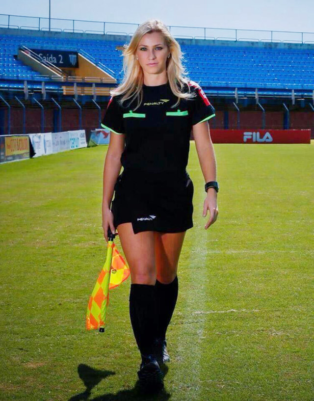 Fernanda ficou conhecida como Musa da Arbitragem e já está claro o motivo, né?