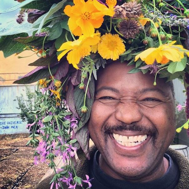 O artista e fazendeiro estadunidense põe flores na cabeça de amigos e desconhecidos para fotografá-los