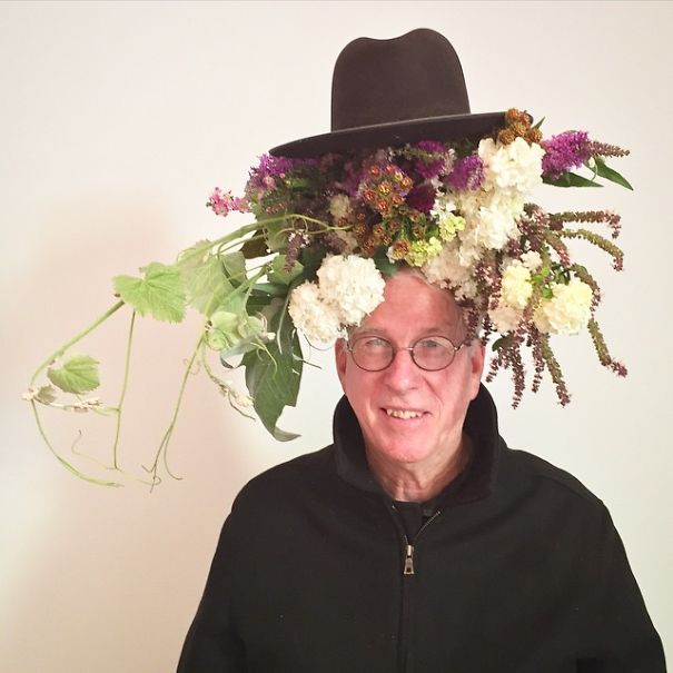 O artista e fazendeiro estadunidense põe flores na cabeça de amigos e desconhecidos para fotografá-los