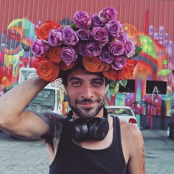 O artista e fazendeiro estadunidense põe flores na cabeça de amigos e desconhecidos para fotografá-los