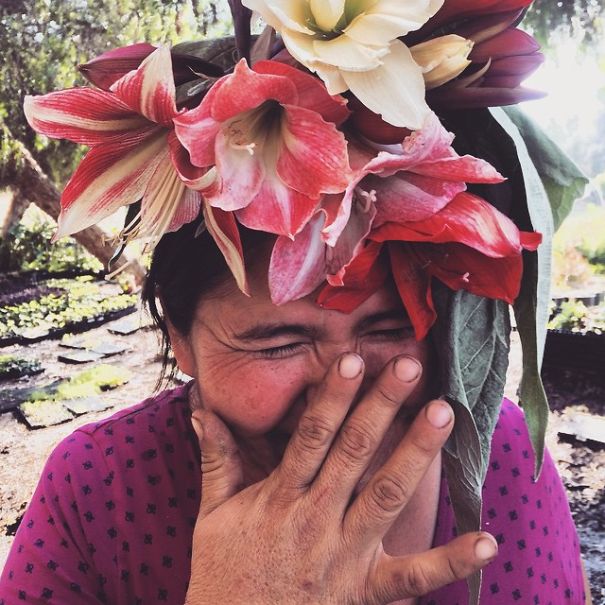 O artista e fazendeiro estadunidense põe flores na cabeça de amigos e desconhecidos para fotografá-los