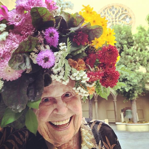 O artista e fazendeiro estadunidense põe flores na cabeça de amigos e desconhecidos para fotografá-los