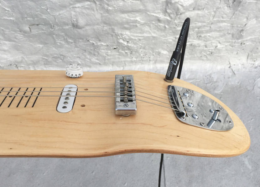 A Stereotank inventou essa guitarra de colo feito de pranchas de skate