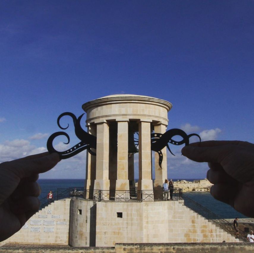 Rich McCor viaja o mundo criando cenas inusitadas com seus recortes de cartolina