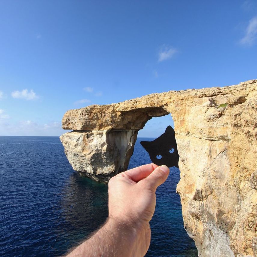 Rich McCor viaja o mundo criando cenas inusitadas com seus recortes de cartolina