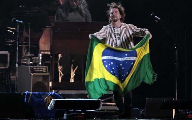 Ele também faz questão de levar nossa bandeira para os shows