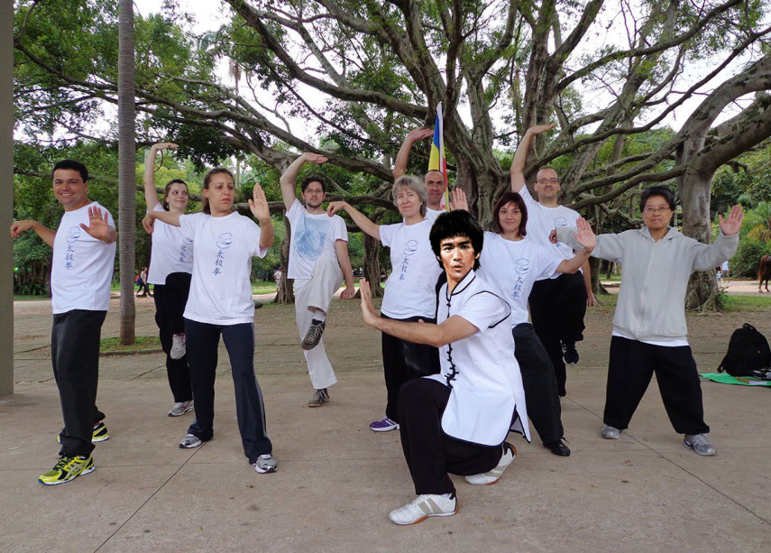 Para não perder o costume de ensinar, Bruce estaria dando aula de Tai Chi no parque do Ibirapuera, em São Paulo