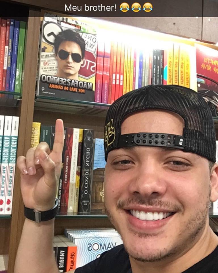 Wesley Safadão rebate a críticas de Felipe Neto mostrando livro