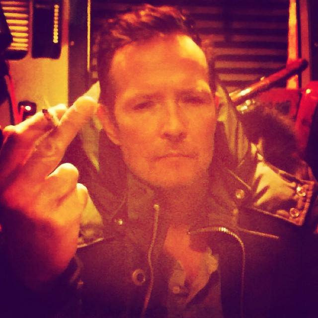 Scott Weiland foi vocalista do Stone Temple Pilots e Velvet Revolver, e estava em turnê com sua banda atual, a The Wildabouts