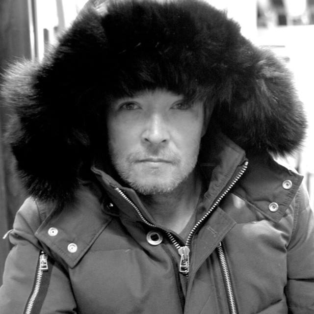 Scott Weiland foi vocalista do Stone Temple Pilots e Velvet Revolver, e estava em turnê com sua banda atual, a The Wildabouts