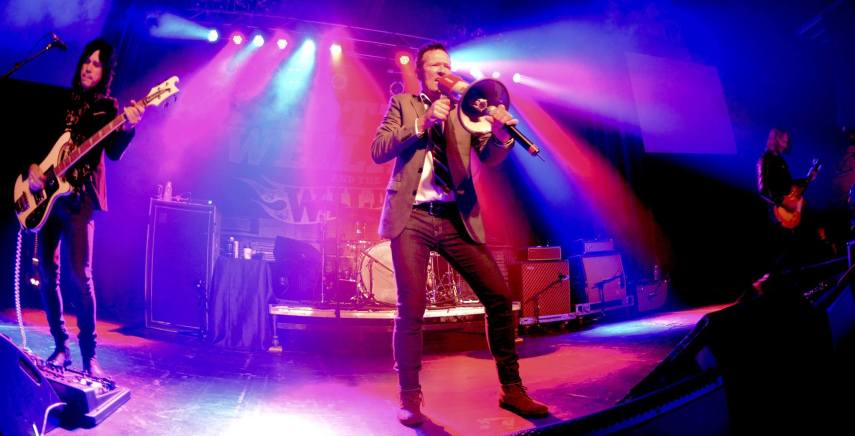 Scott Weiland foi vocalista do Stone Temple Pilots e Velvet Revolver, e estava em turnê com sua banda atual, a The Wildabouts