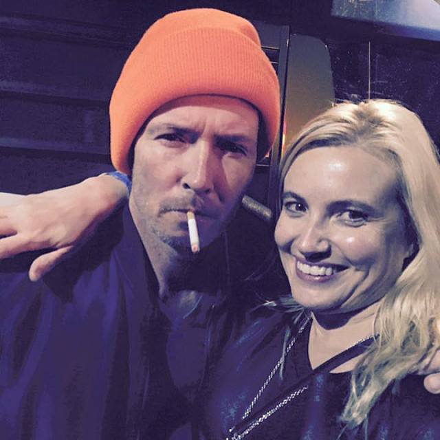 Scott Weiland foi vocalista do Stone Temple Pilots e Velvet Revolver, e estava em turnê com sua banda atual, a The Wildabouts