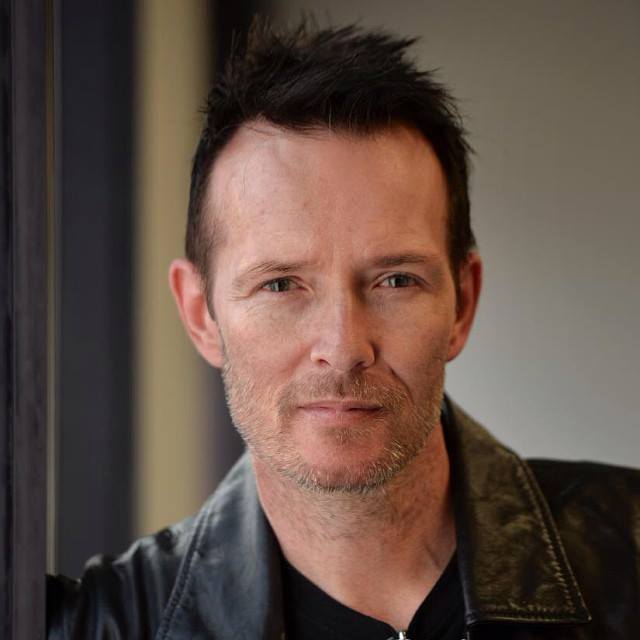 Scott Weiland foi vocalista do Stone Temple Pilots e Velvet Revolver, e estava em turnê com sua banda atual, a The Wildabouts