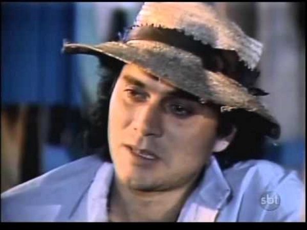 Almir Satter, cantor e compositor renomado, não deu tanta atenção à sua carreira de ator, e continuou na música