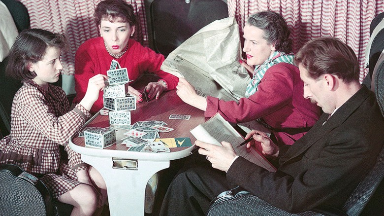 O site AirlineRatings.com reuniu uma série de fotos antigas para mostrar como ficavam os passageiros a bordo do início da era da aviação comercial, nas décadas de 50 e 60. O site da CNN, que reproduziu as fotos, lembra de momentos 
