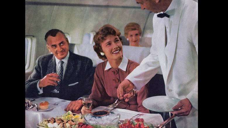 O site AirlineRatings.com reuniu uma série de fotos antigas para mostrar como ficavam os passageiros a bordo do início da era da aviação comercial, nas décadas de 50 e 60. O site da CNN, que reproduziu as fotos, lembra de momentos 