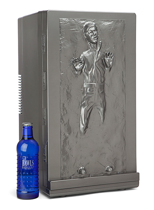 Este frigobar, disponível na loja HotTopic.com, comporta até 18 latas, mas o legal mesmo é o Han Solo na frente do aparelho.