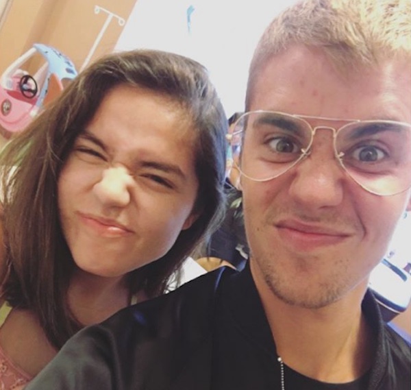 Justin Bieber fez uma surpresa para fãs no hospital infantil CHOC Children's, em Orange, na Califórnia