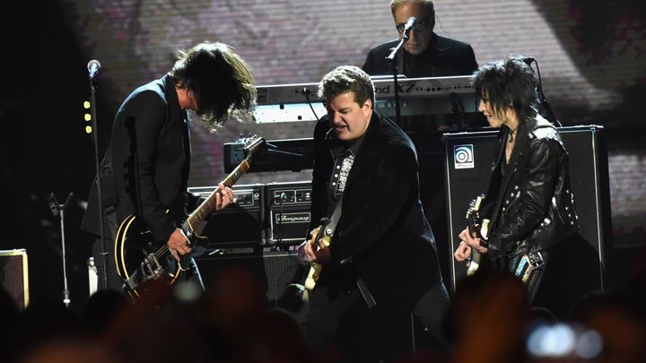 Em abril, Grohl participou do 'Rock and Roll Hall of Fame' e homenageou a amiga Joan Jett, tocando 'Cherry Bomb', das Runaways