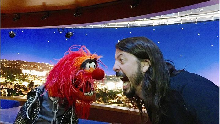 Em dezembro, já recuperado da perna quebrada, Grohl participou do programa 'The Muppets' e fez um duelo de bateria com Animal. Adivinha quem ganhou?