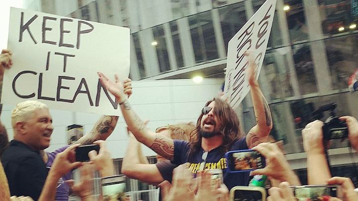 Em agosto, os Foos foram até a cidade de Kansas, nos EUA, para invadir e atrapalhar um protesto homofóbico. Grohl é nosso herói!