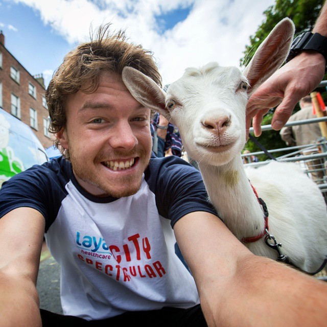 O irlandês Allan Dixon tira os melhores selfies com animais