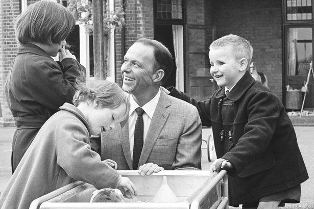 Frank Sinatra com crianças deficientes visuais em junho de 1962