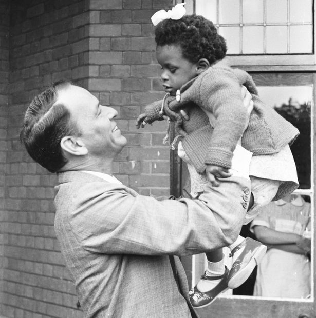 Frank Sinatra com criança deficiente visual em junho de 1962