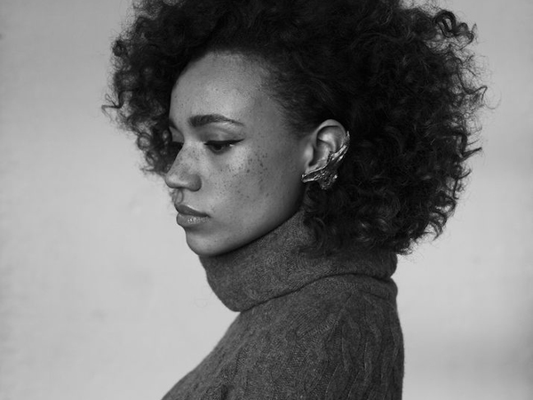 Synth com alma indie. Soa como algo entre Solange e Sky Ferreira.