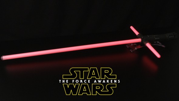 Dê aquela boa olhada pela casa, veja se não tem ninguém olhando e faça os melhores golpes de Kylo Ren com esse lightsaber lindo, que faz os barulhos de acordo com os movimentos. O brinquedo da Hasbro custa US$ 199.