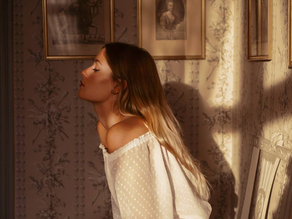 Tirando Tove Lo e o superprodutor Max Martin, a Suécia esteve fora do Billboard Hot 100 em 2015. Léon, de 21 anos, chega para mudar a história, com um contrato com a major Sony e uma parceria com Katy Perry.