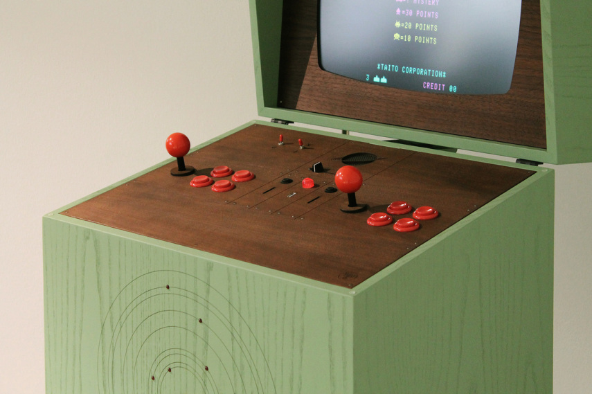 Se você é um aficcionado por games nostálgicos, este fliperama é ideal para reproduzir os clássicos 8 bit nesta tela de 19 polegadas. Apenas 50 unidades foram feitas pelo estúdio Love Hultèn, que cobra R$ 15 mil por cada um.