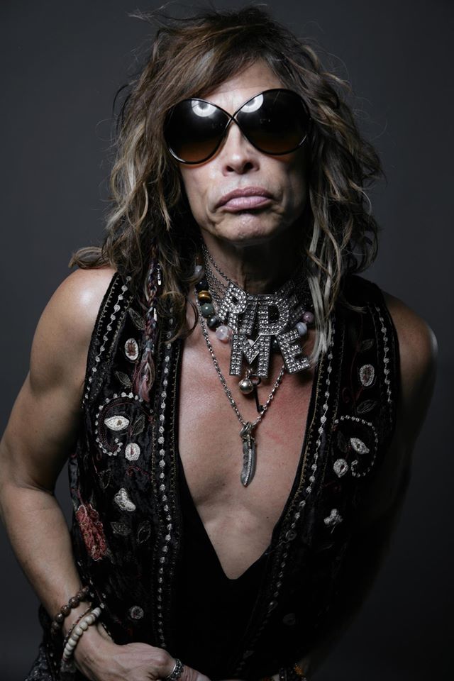 Durante um passeio por Moscou, o cantor Steven Tyler, do Aerosmith, mostrou que é gente boa. Ele se juntou a um jovem, que se apresentava na rua, para cantar I Don’t Want to Miss a Thing.
