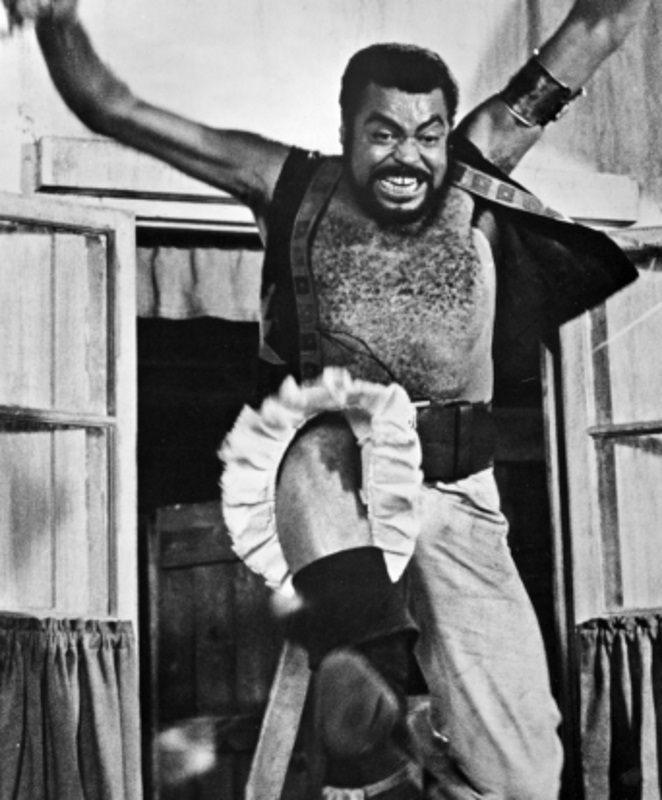 Assim, quem fez a voz de Vader foi James Earl Jones, ator de 46 anos na época, veterano mas não muito conhecido. Em 76, ele havia atuado em 