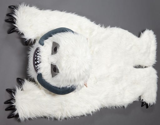 Esqueça os pobres ursos. Prefira este tapete de pele  de Wampa para decorar sua sala. Custa US$ 129 na Think Geek.