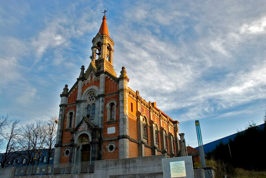 O coletivo espanhol Church Brigade transformou a igreja centenária de Santa Bárbara, em Llanera, em uma pista de skate