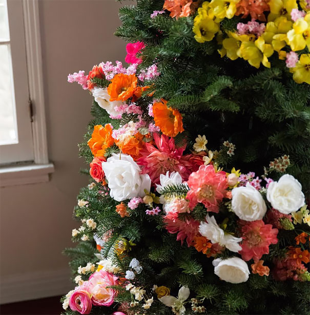 Usar flores para decorar sua árvore de Natal pode ser uma boa opção para inovar