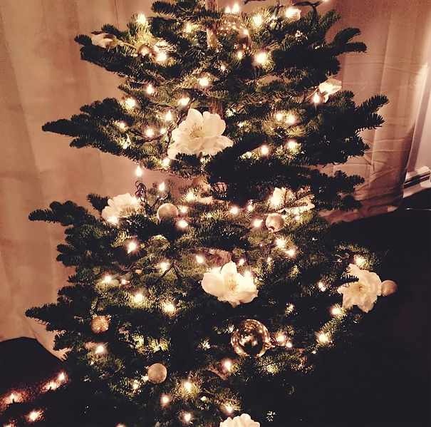 Usar flores para decorar sua árvore de Natal pode ser uma boa opção para inovar