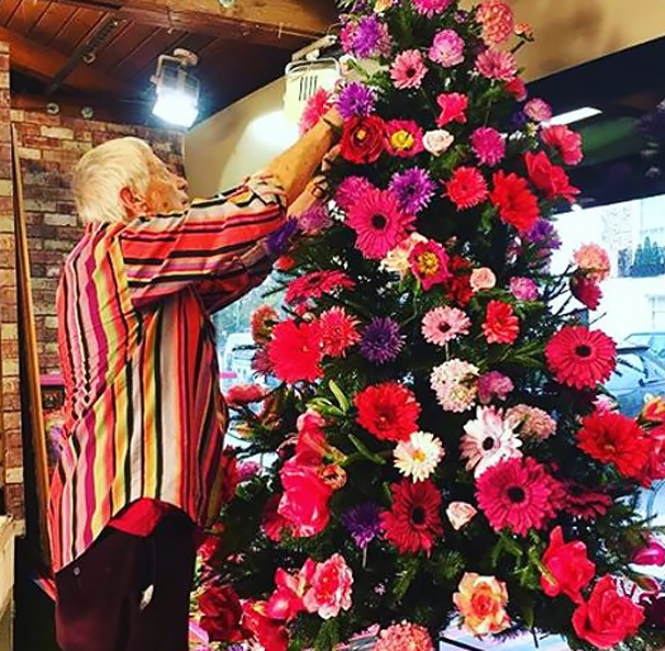 Usar flores para decorar sua árvore de Natal pode ser uma boa opção para inovar