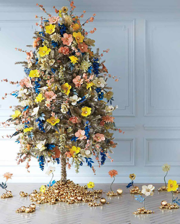 Usar flores para decorar sua árvore de Natal pode ser uma boa opção para inovar